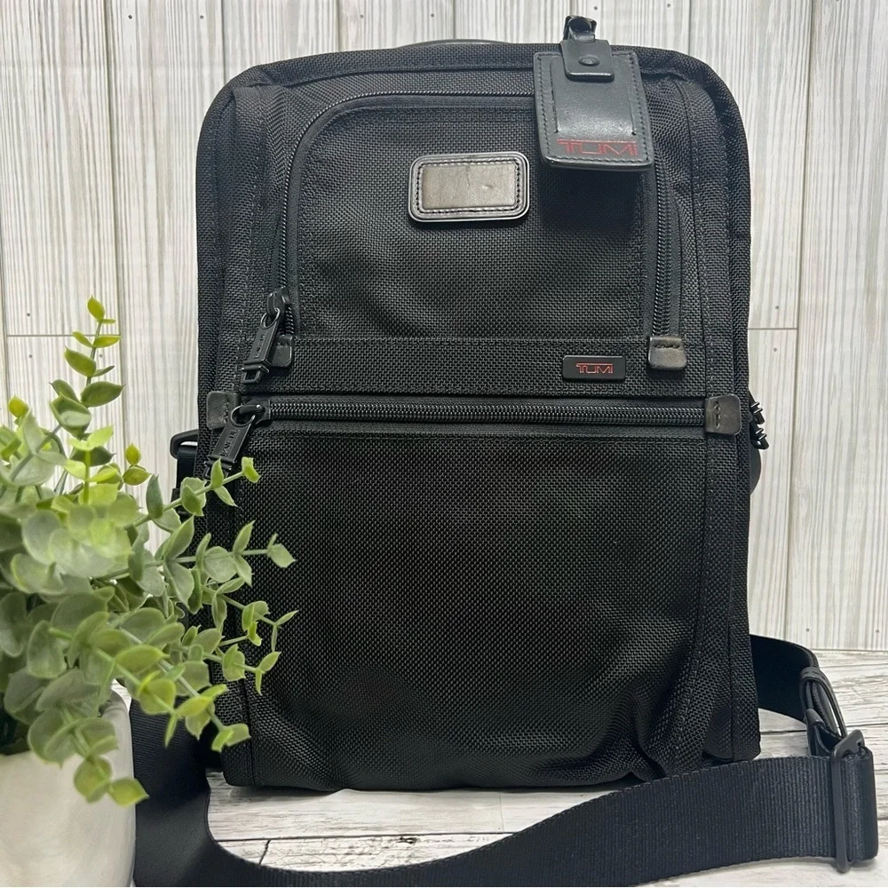TUMI Black Crossbody Messenger Bag Travel Shoulder Laptop Work Bag